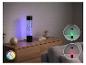 RGB LED Blasenlampe auf einer Holzkommode, mit Beispielen für grünes und rotes Licht.