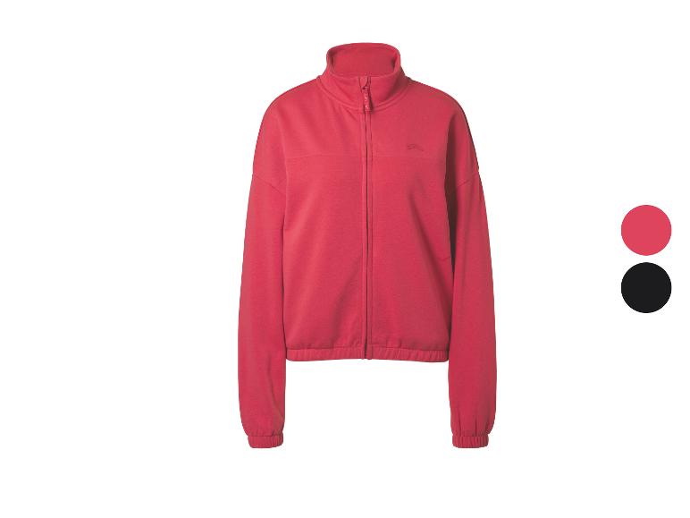 Rotes Sweatshirt mit Reißverschluss und Stehkragen, mit zwei Farbmustern daneben.
