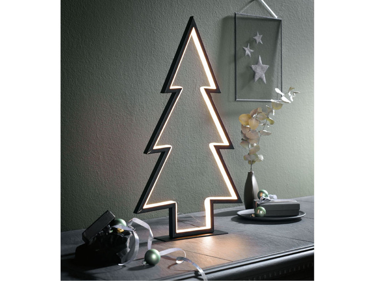 Eine beleuchtete Tannenbaum-Silhouette mit Weihnachtsdekoration.