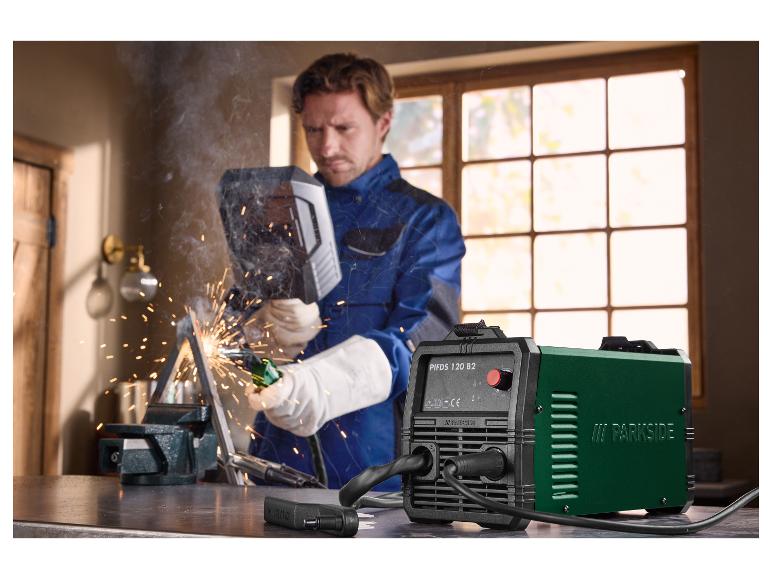 Mann schweißt mit einem Parkside PIFDS 120 B2 Schweißgerät in einer Werkstatt