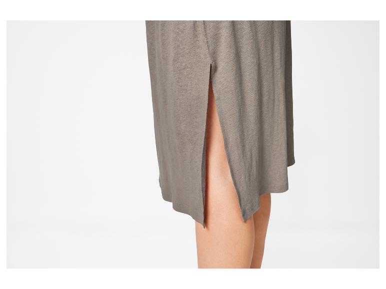 Graues Kleid, gerader Schnitt, seitliche Schlitze.