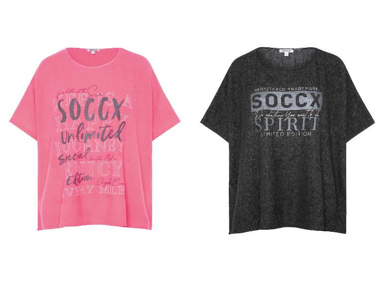 Zwei SOCCX-Shirts, eines in Pink mit Text und eines in Dunkelgrau mit Text.