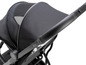 Ein schwarzer Bugaboo Kinderwagen mit Verdeck.