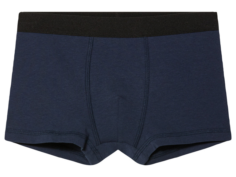 Eine dunkelblaue Boxershorts mit schwarzem Bund.