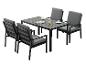 Garten-Essgruppe mit einem schwarzen Lattenrosttisch und vier Stühlen mit grauen Kissen.