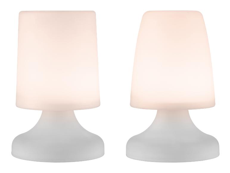 Zwei weiße Tischlampen mit warmem Licht, mit ähnlichem Fuß und Schirm.