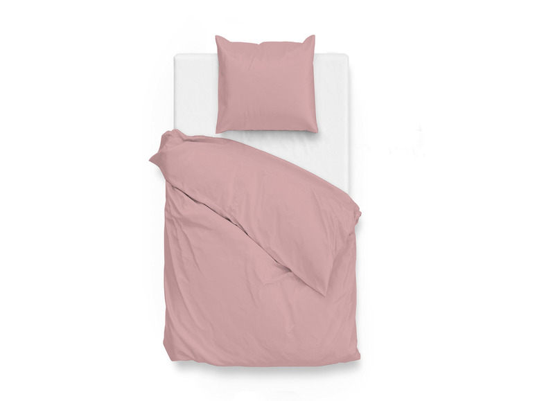 Ein rosafarbenes Bettbezug und Kissenbezug auf einem weißen Bett.