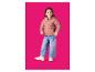 Lächelndes Mädchen in rosa Steppjacke, weiter Jeans und weißen Sneakern.