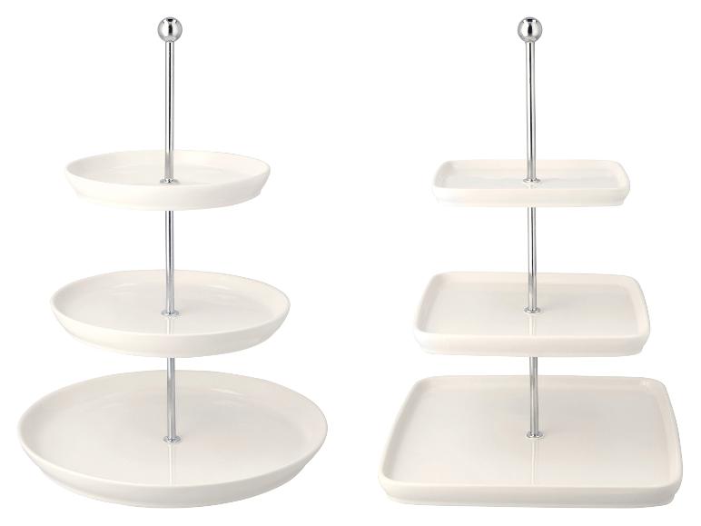 Zwei weiße Etageren, eine mit runden und eine mit quadratischen Tellern