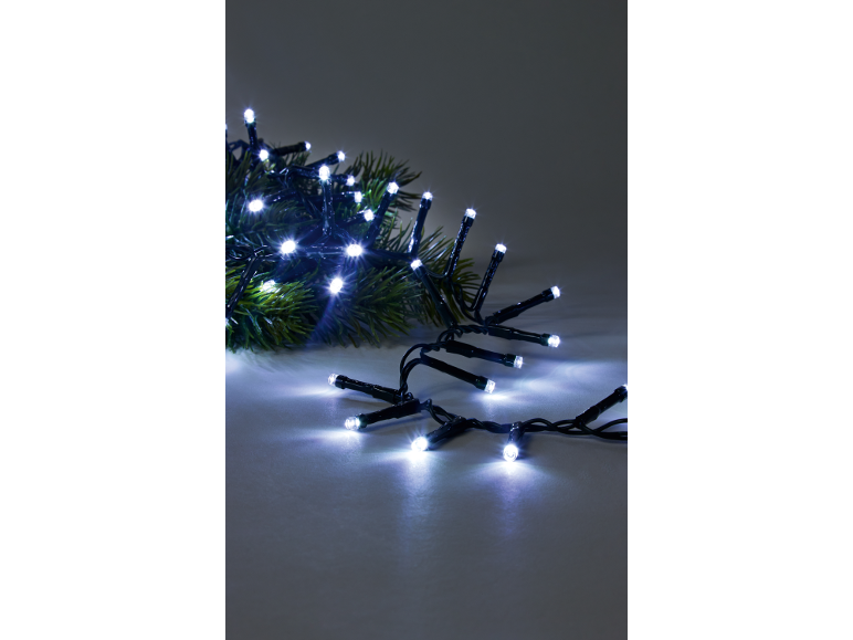 Weihnachts-Lichterkette mit weißen LED-Lampen und grünen Tannennadeln.