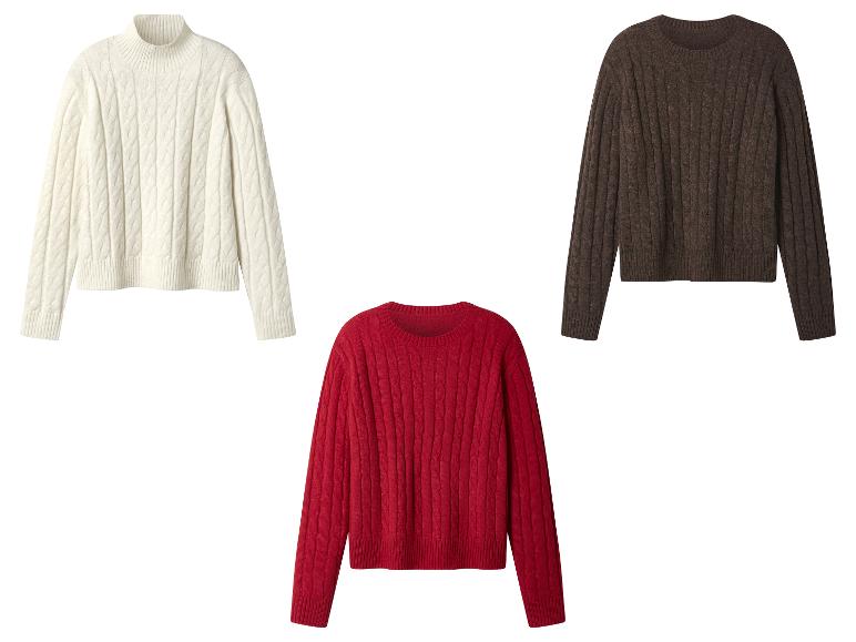 Drei Zopfstrickpullover in Weiß, Rot und Braun.