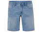 Eine blaue Jeans-Shorts.