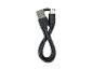 Schwarzes USB-A-auf-USB-C-Ladekabel, zu einer Acht geformt, auf weißem Hintergrund.