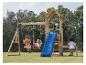 Holzspielplatz mit blauer Rutsche und Schaukeln, mit Kindern, die draußen spielen.