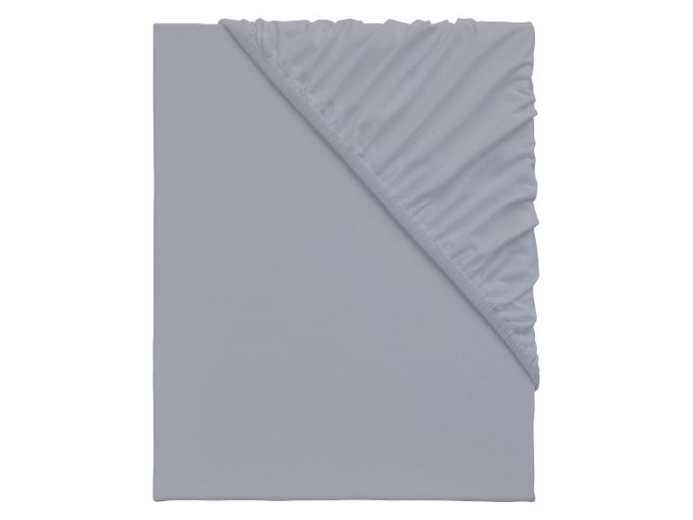 Hellgraues Spannbettlaken, gefaltet