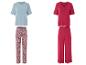 Zwei Damen-Pyjama-Sets: eines mit einem blauen Oberteil und einer Hose mit Paisley-Muster, das andere mit einem roten Oberteil und einer unifarben roten Hose mit Spitze.