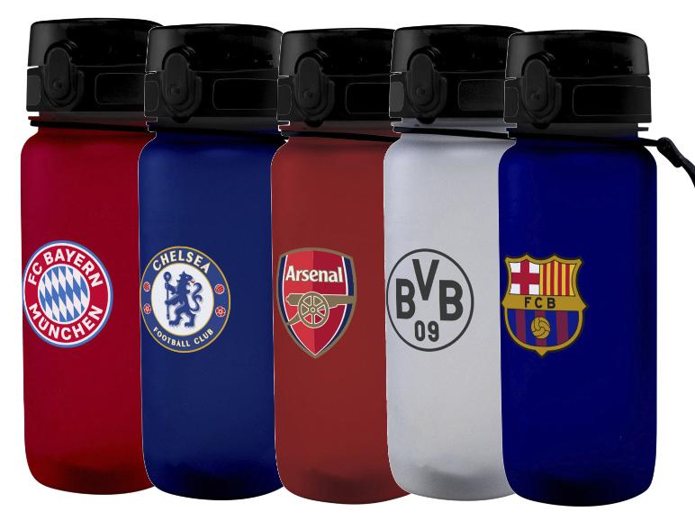 Fünf Trinkflaschen mit Fußballclub-Logos, in verschiedenen Farben.