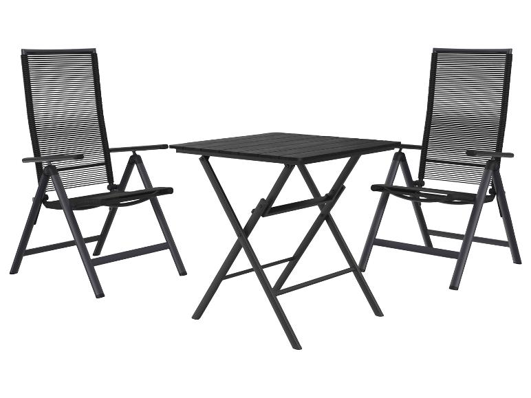 Schwarzes Outdoor-Bistro-Set mit zwei Klappstühlen und einem quadratischen Klapptisch.