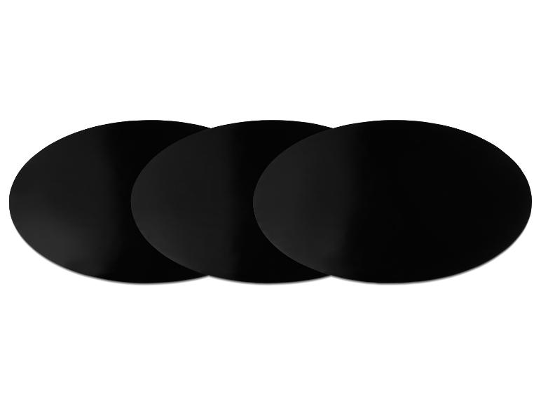 Drei schwarze runde Scheiben, möglicherweise zum Kochen oder Servieren, horizontal angeordnet