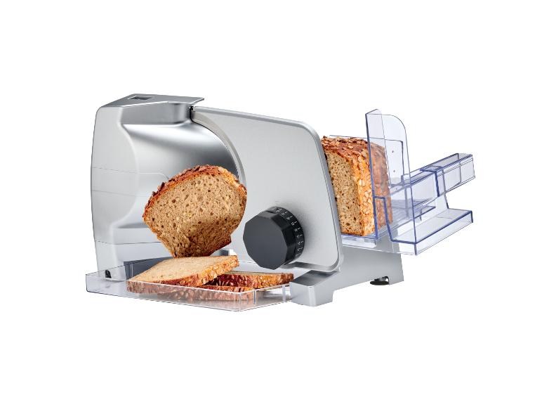 Silberner elektrischer Brotschneider mit geschnittenem Vollkornbrot.