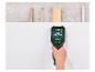 Hand hält einen digitalen Wandscanner, der Holz, Rohre und Kabel hinter einer Wand erkennt.