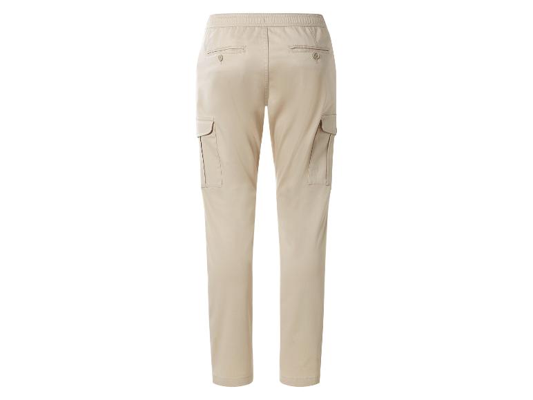Beige Cargohose mit elastischem Bund und Seitentaschen, Rückansicht.