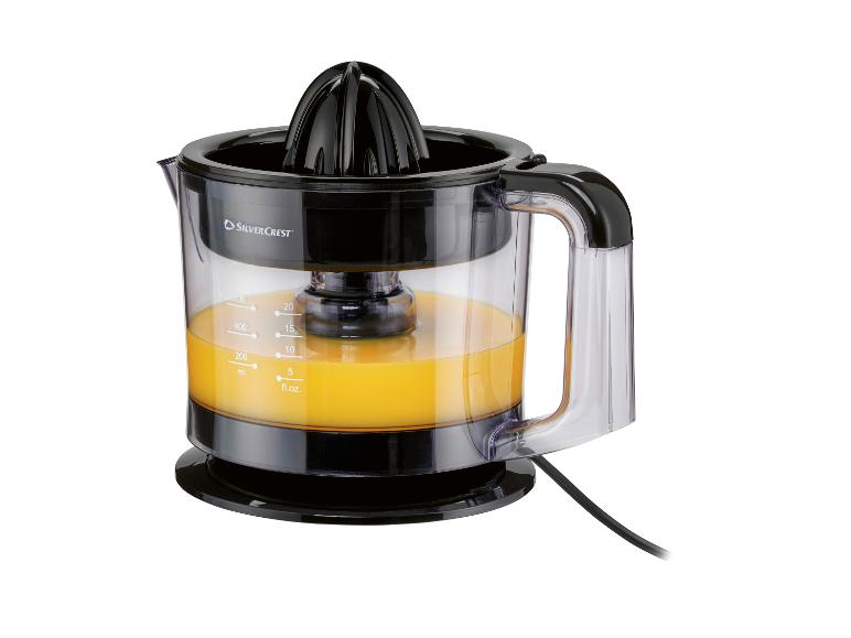 SilverCrest Zitruspresse mit Orangensaft in einem transparenten Behälter.