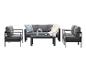 Graue Outdoor-Möbelgarnitur mit Sofa, zwei Sesseln und Couchtisch.