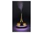 Goldener Aroma-Diffusor mit violettem Licht und Dampf, auf dunklem Hintergrund