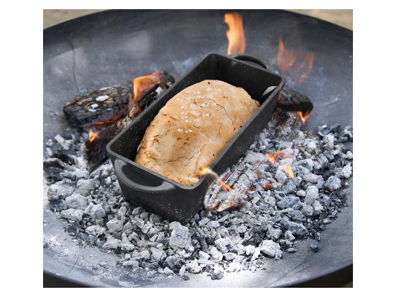 Brot im gusseisernen Topf über dem Feuer gebacken.
