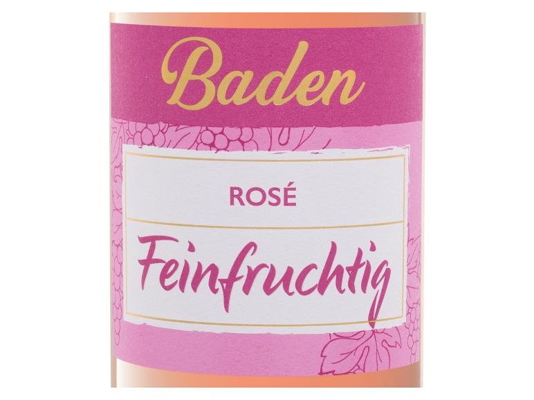 Roséwein mit der Aufschrift „Baden Rosé Feinfruchtig“ und Traubenmotiv.