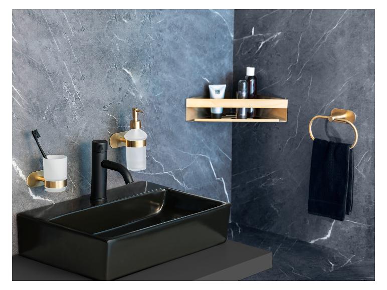Moderne Badezimmergarnitur mit schwarzem Waschbecken und goldenen Details.