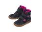 Ein Paar dunkelblaue Kinder-Winterstiefel mit pinkem Futter und Klettverschlüssen.