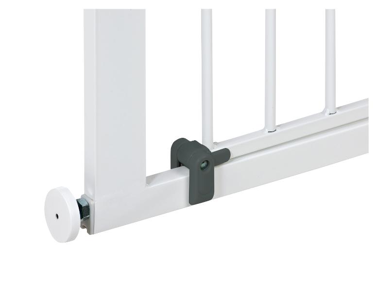 Detailansicht des Verschlusses eines Kinderschutzgitters.