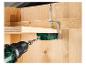 Bohrmaschine und Bohrschablone für Holz, mit einer Klemme befestigt