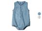 Hellblauer Jeans-Baby-Strampler mit Knöpfen vorne und elastischen Details.