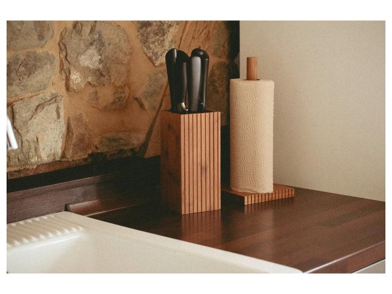 Bambus-Messerblock und -Papierrollenhalter auf einer Küchenarbeitsplatte.
