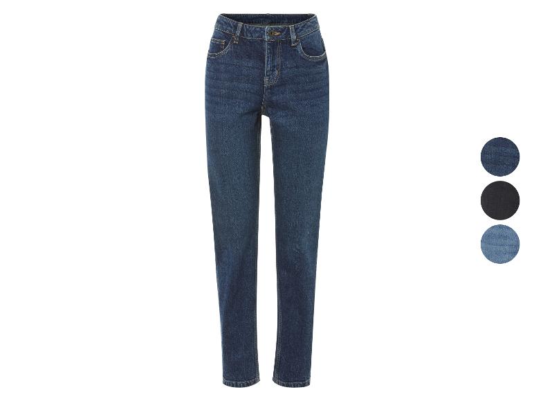 Blaue Jeans für Damen in verschiedenen Farbtönen.