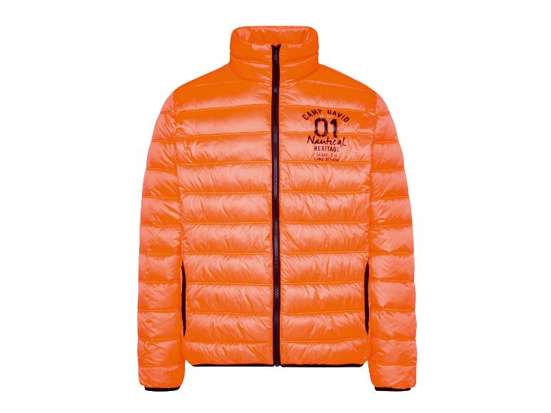 Glänzende orangefarbene Steppjacke mit schwarzem Reißverschluss und Textaufdruck auf der Brust.