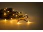 Goldene Weihnachtsbeleuchtung auf Tannenzweigen.