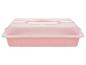 Rosa rechteckiger Tortenbehälter aus Kunststoff mit transparentem Deckel und Griff.