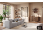 Modernes Wohnzimmer mit grauem Modulsofa, Holzregalen und großem Fenster.
