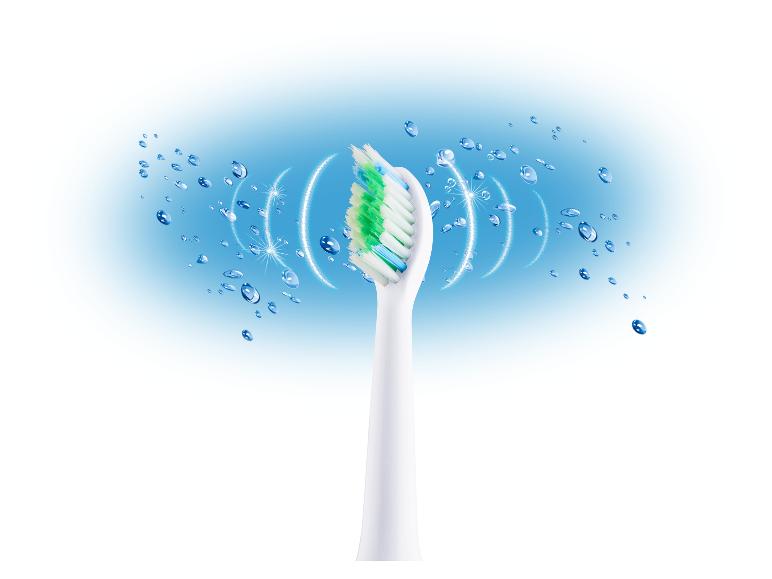 Elektrische Zahnbürste mit weißem Kopf und grünen und blauen Borsten, umgeben von Wassertropfen.