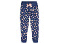 Blaue Jogginghose mit rosa Herzchen-Print.