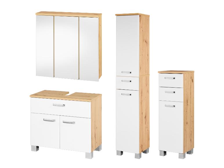 Badezimmermöbel-Set in heller Holzoptik und Weiß mit Spiegelschrank, Waschtischunterschrank und Hochschränken.