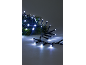 Weihnachts-Lichterkette mit weißen LED-Lampen und grünen Tannennadeln.