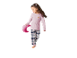 Kind im rosa karierten Pyjama, hält ein croissantförmiges Kissen.