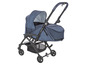 Ein blauer Maxi-Cosi Kinderwagen mit einer Babywanne.