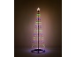 Mehrfarbiger LED-Weihnachtsbaum mit Sternspitze, der einen dunklen Raum erhellt.