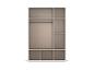 Brauner Kleiderschrank mit Regalen und Kleiderstange.